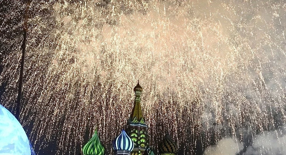 Δείτε τη δεύτερη ημέρα του Φεστιβάλ Πυροτεχνημάτων της Μόσχας (Βίντεο)